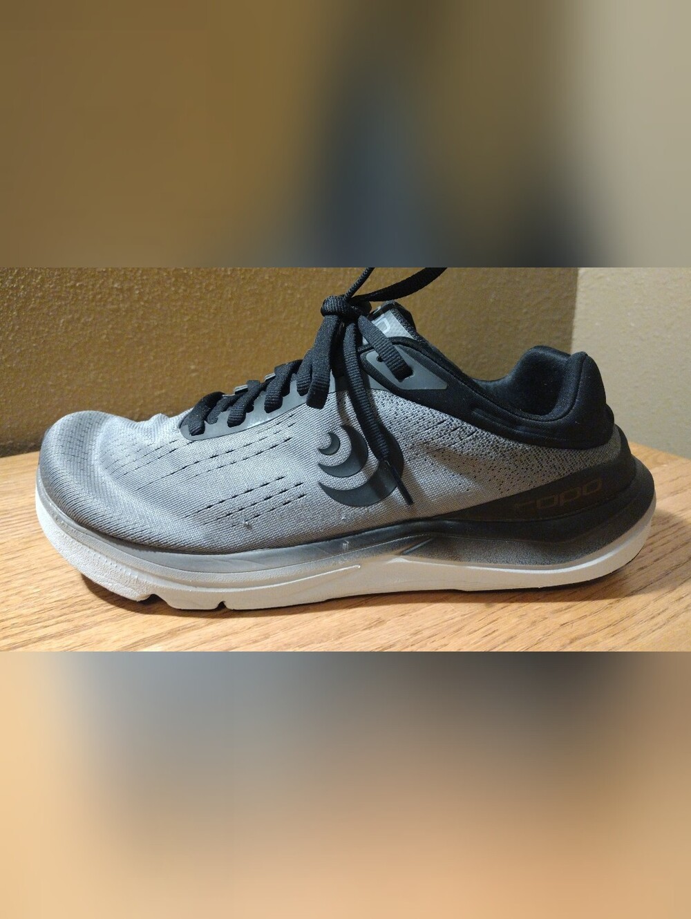 TOPO Magnifly 5 Men's Size 10. Black/Gray (Road Running/Walking) Zero Drop